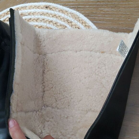 UGG Greenfield Black ZIP/ metal Ugg logo EUC SZ 9, PRISTINE - Picture 9 of 10